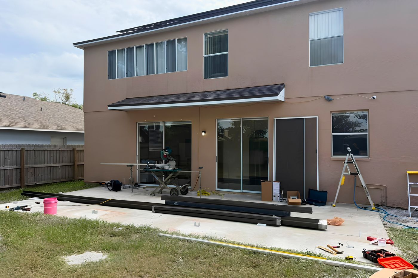 Patio antes de instalar la pérgola