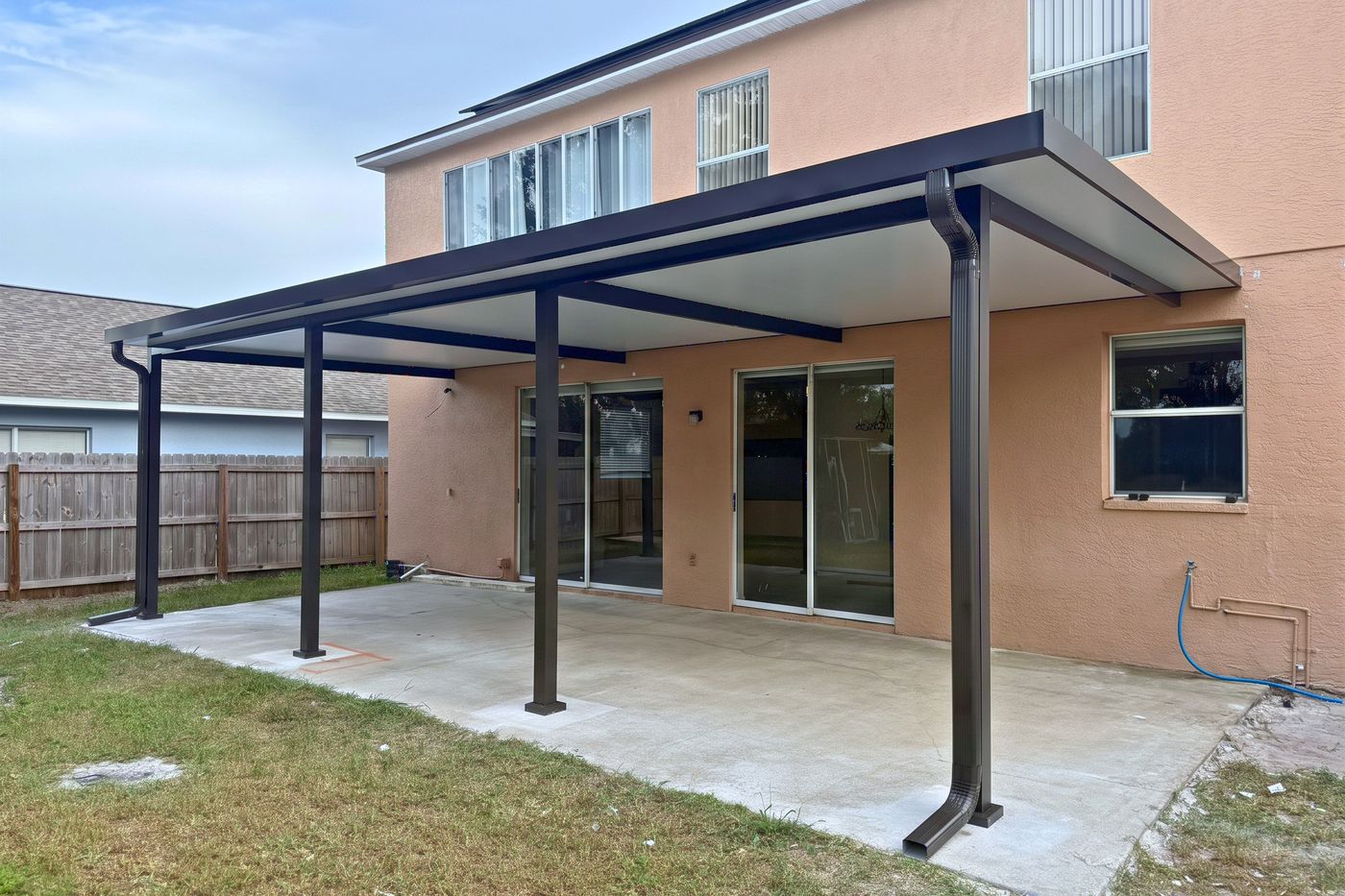 Patio con la pérgola de ProHome terminada