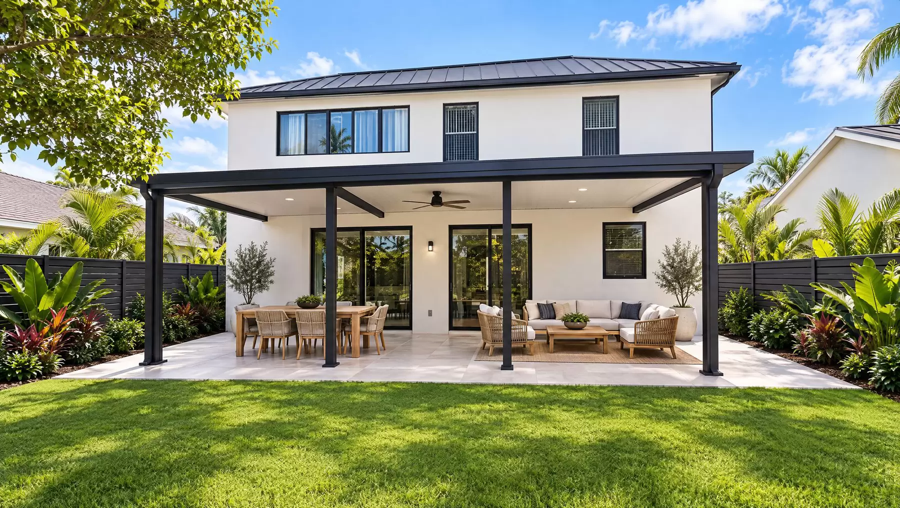 Casa renovada con pérgola, terraza de porcelanato, muebles de exterior y jardín