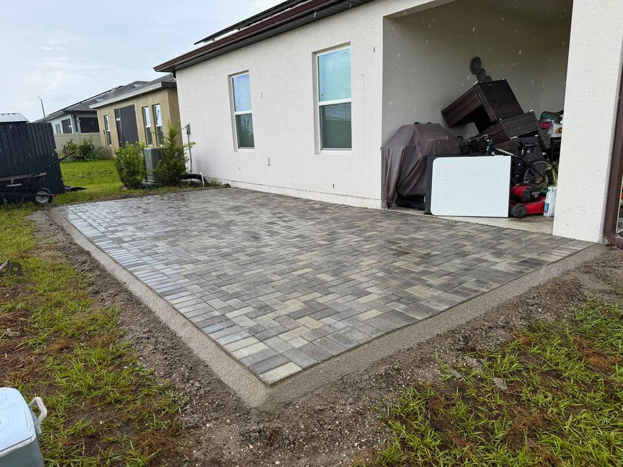 Patio trasero nuevo con pavers