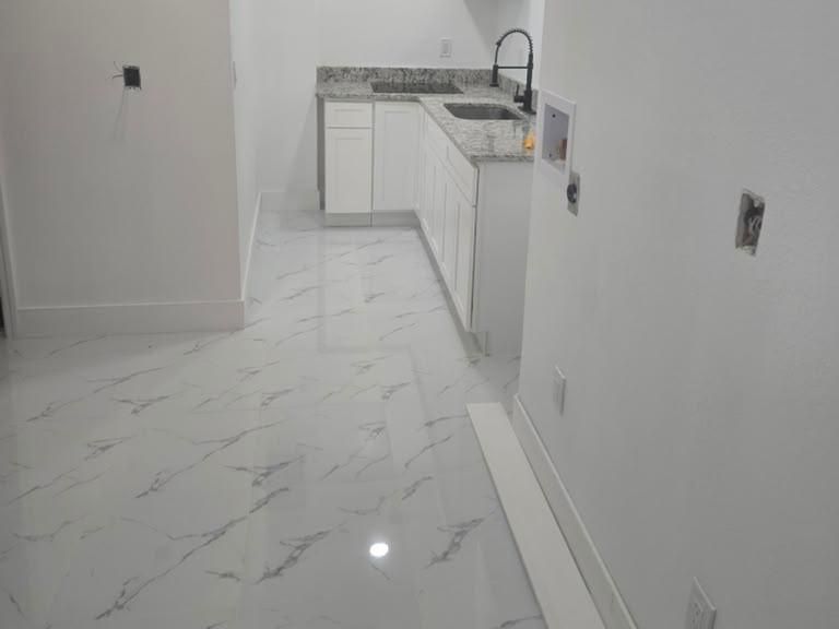 Pasillo con piso de porcelanato tipo mármol