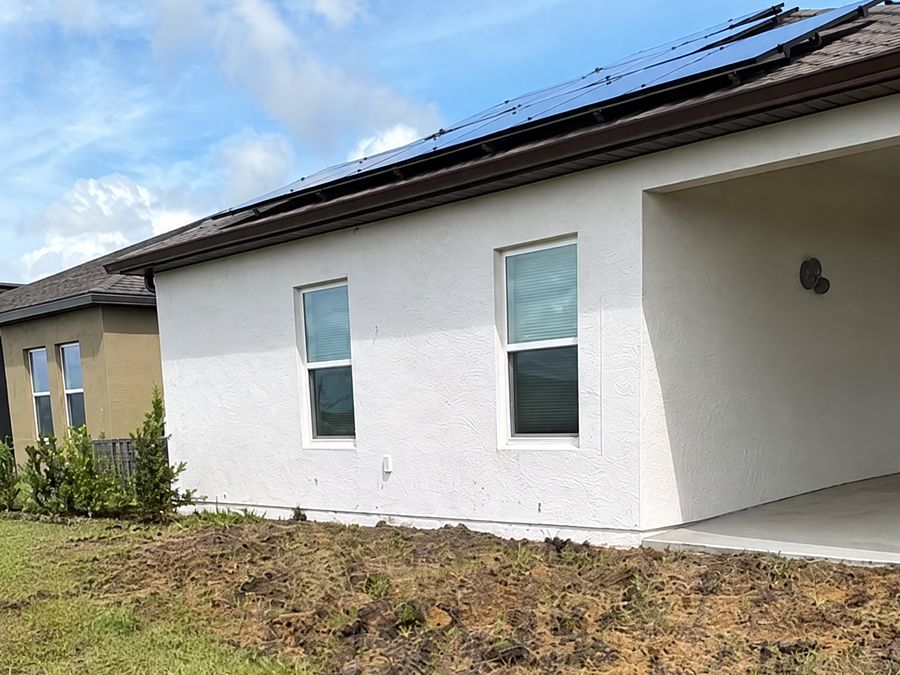 Paneles solares instalados en el techo de una casa